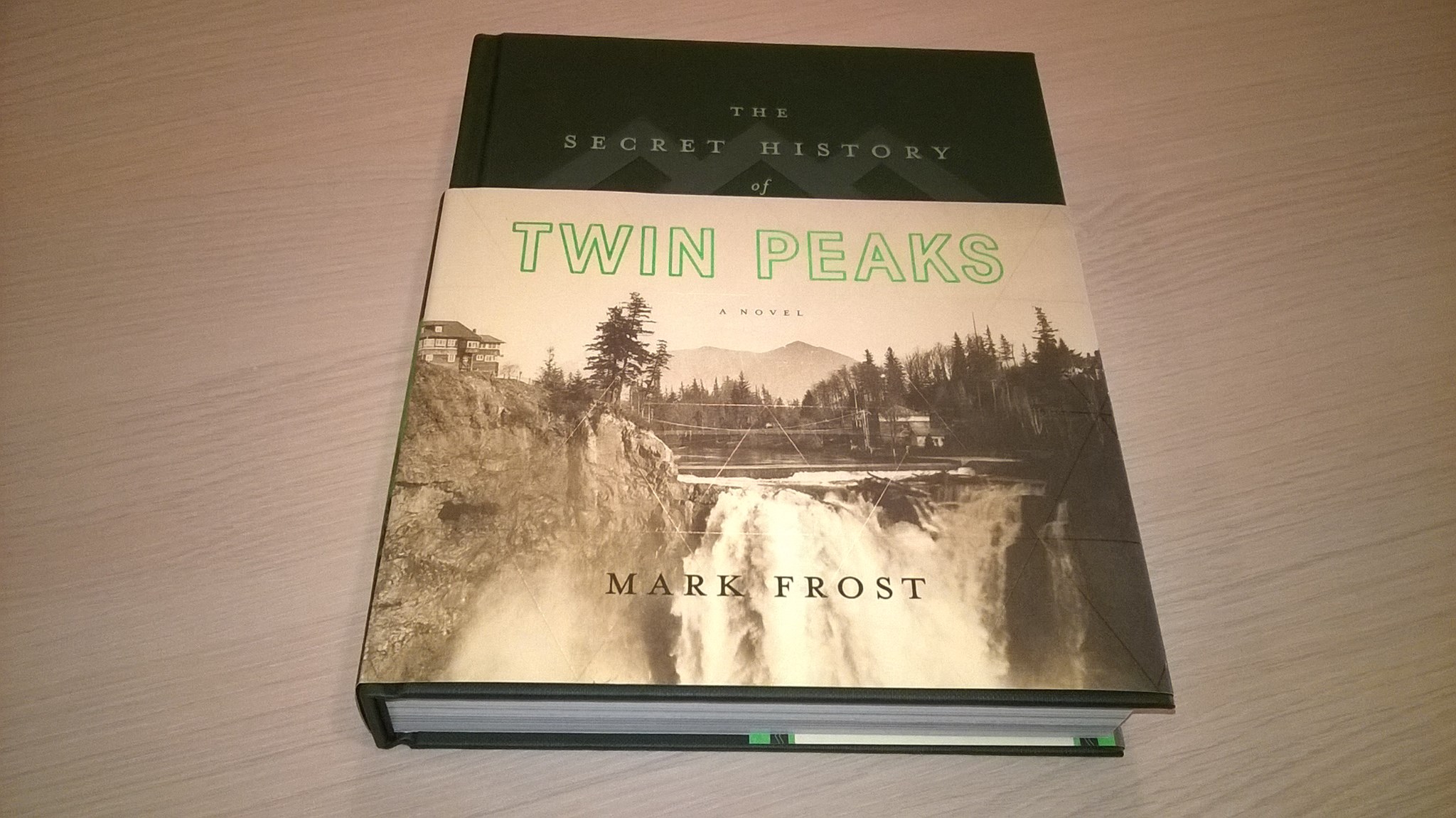 Female FBI Agent Investigates Mysterious Twin Peaks Documents In Mark ...