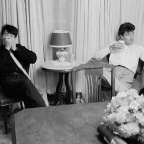 Kyle MacLachlan and David Lynch relaxing on the set of Blue Velvet