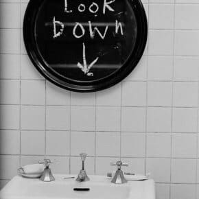 Dorothy Vallens' bathroom: 'Look down'