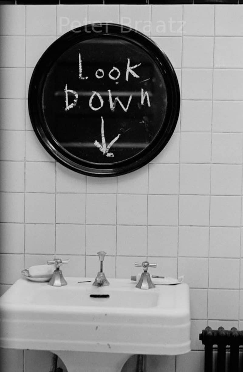 Dorothy Vallens' bathroom: 'Look down'