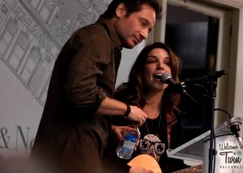 Bree Sharp sang David Duchovny in front of David Duchovny at Barnes and Noble in New York City