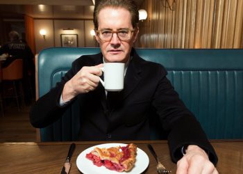 Kyle MacLachlan drinking coffee and eating cherry pie in a diner