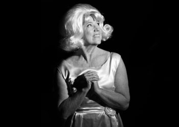 Laurel Near performs Eraserhead's In Heaven live as The Lady In The Radiator