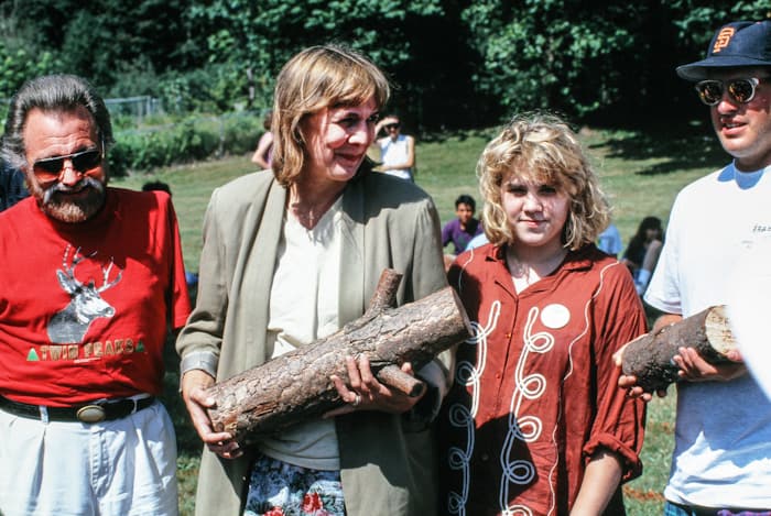 Al Strobel, Catherine Coulson and fans during the Log Lady Relay Race