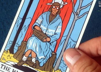 Twin Peaks tarot card deck: The High Priestess / The Log Lady