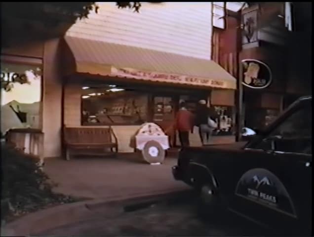 Wagon-Wheel Do-Nuts in Twin Peaks (deleted scene)